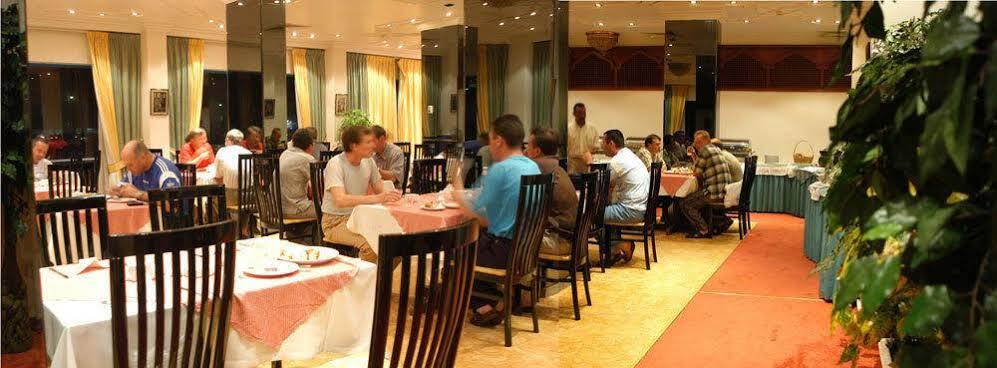 Hotel Al Bustan Flats Sharjah Esterno foto
